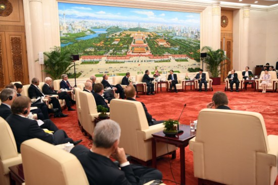 李克强会见出席“全球首席执行官委员会”  第五届圆桌峰会