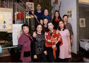 成都牵手纽约： 龙的传人拥抱成都熊猫