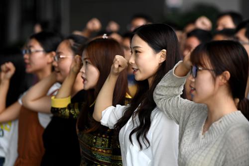 引不进留不住 学校为何成为年轻人的择业“跳板”？