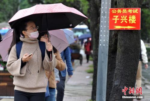 公务员省考将扎堆举行 多地推优惠政策招急缺人才