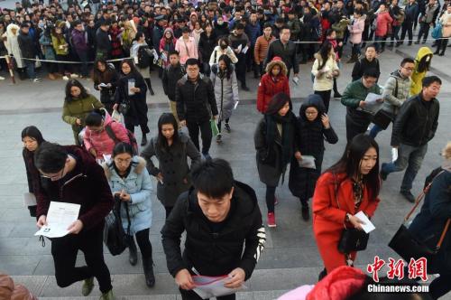 公务员省考将扎堆举行 多地推优惠政策招急缺人才