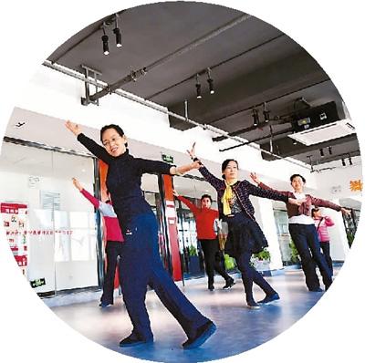 中国“老漂族”生存现状:专程照顾晚辈比例达43%