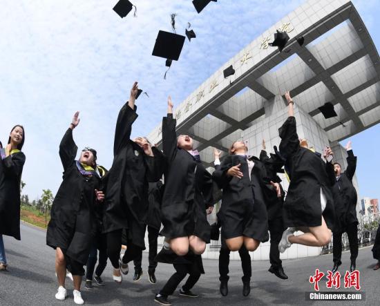 毕业季来临 42.8%受访者为庆祝毕业花费3000元以上