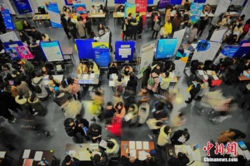 聚焦城市抢人大战：“户口空挂”隐忧何解？
