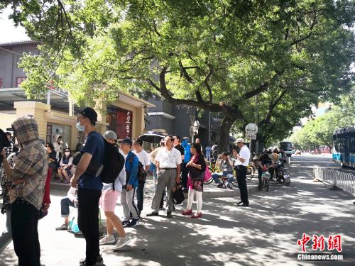 排队购票盛况再现 话剧《茶馆》60年热度不减